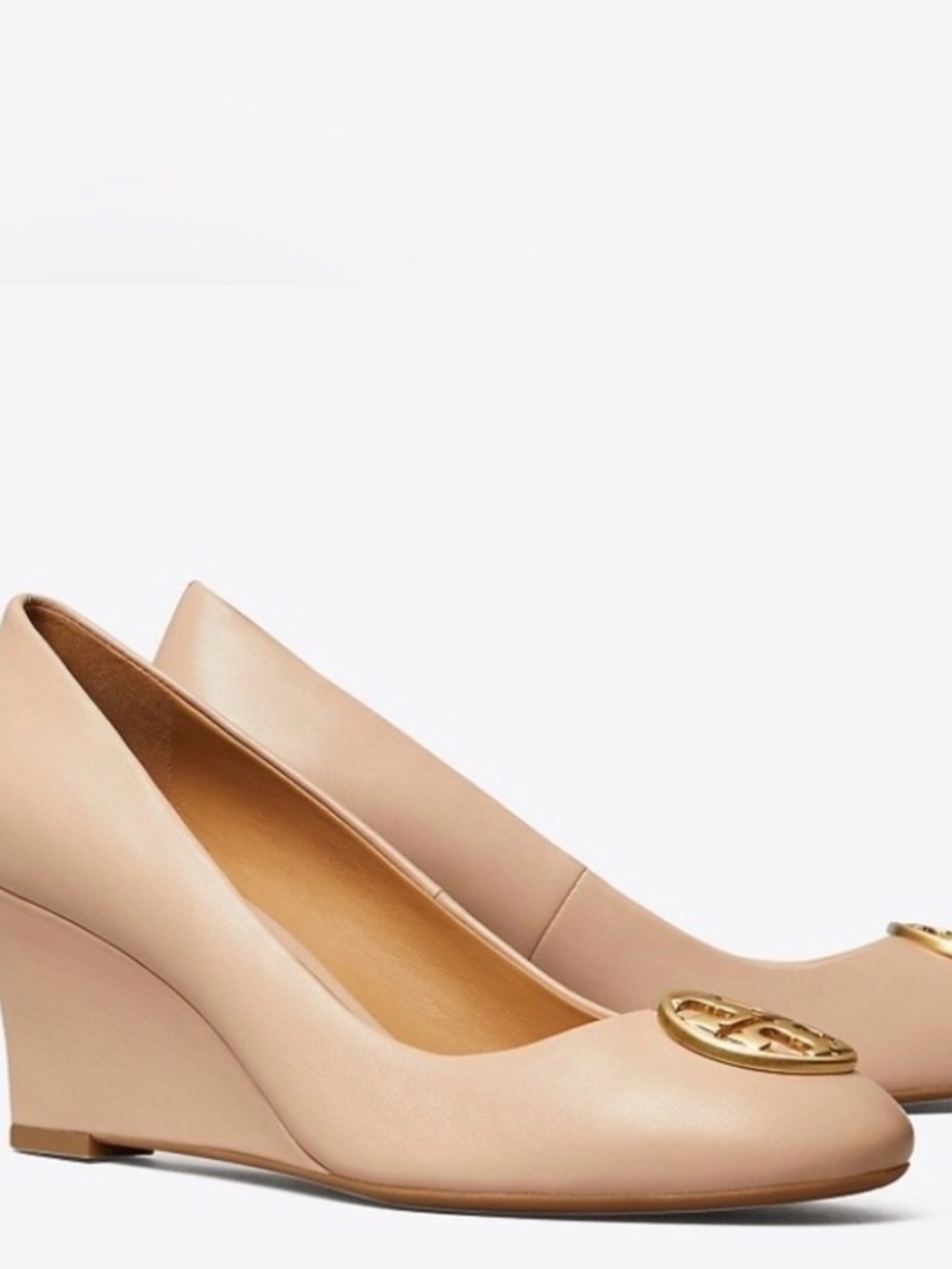 TORY BURCH | Chelsea Wedge Pumps in Beige Leather Gold Logo | 7